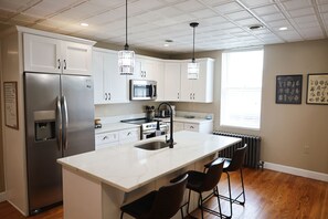 Réfrigérateur, four à micro-ondes, un four, surface de cuisson