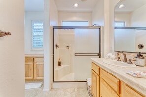 Bathtub, hair dryer, towels, soap - Tranquility in Trilogy (Peoria)