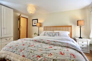 2 chambres, bureau, fer et planche à repasser, lit de bébé portatif