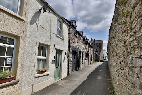 Cosy Welsh Cottage - 1 min walk from town centre