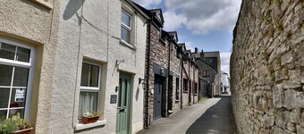 Cosy Welsh Cottage - 1 min walk from town centre