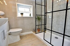 Combined shower/bathtub, hair dryer, towels, soap - Cosy Welsh Cottage - 1 min walk from town centre (Crickhowell)
