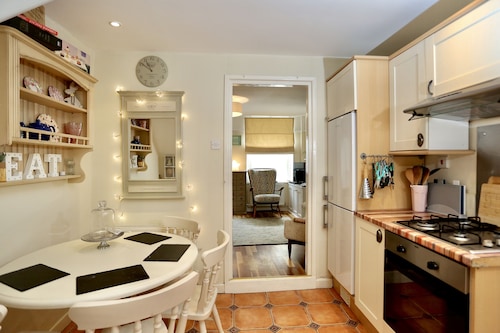 Cosy Welsh Cottage - 1 min walk from town centre