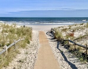 Vlak bij het strand, ligstoelen