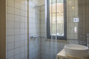 Bruser, hårtørrer, håndklæder, Sæbe