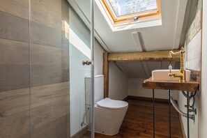 Een douche, een haardroger, handdoeken, zeep