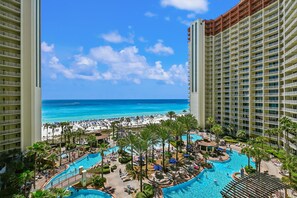 Un resort con piscina, playa y vista al océano.