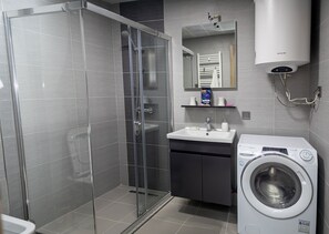 Een douche, een haardroger, handdoeken, zeep