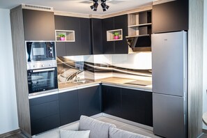 Een koelkast, een microgolfoven, een vaatwasser