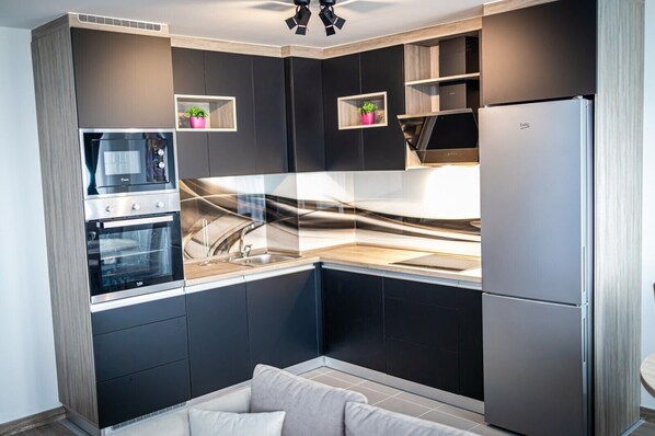 Kühlschrank, Mikrowelle, Geschirrspüler