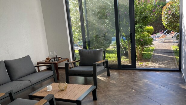 Living room - 3 Bedroom Apartment With Pool (Bar)