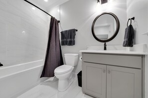 Badewanne, Handtücher, Seife, Toilettenpapier