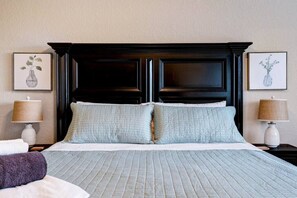4 bedrooms, desk, free WiFi, bed sheets - Cozy Family Home w/ Pool Access and Theater Room! (San Antonio)