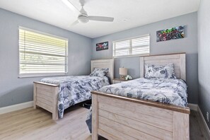 4 chambres, bureau, fer et planche à repasser, lit de bébé portatif