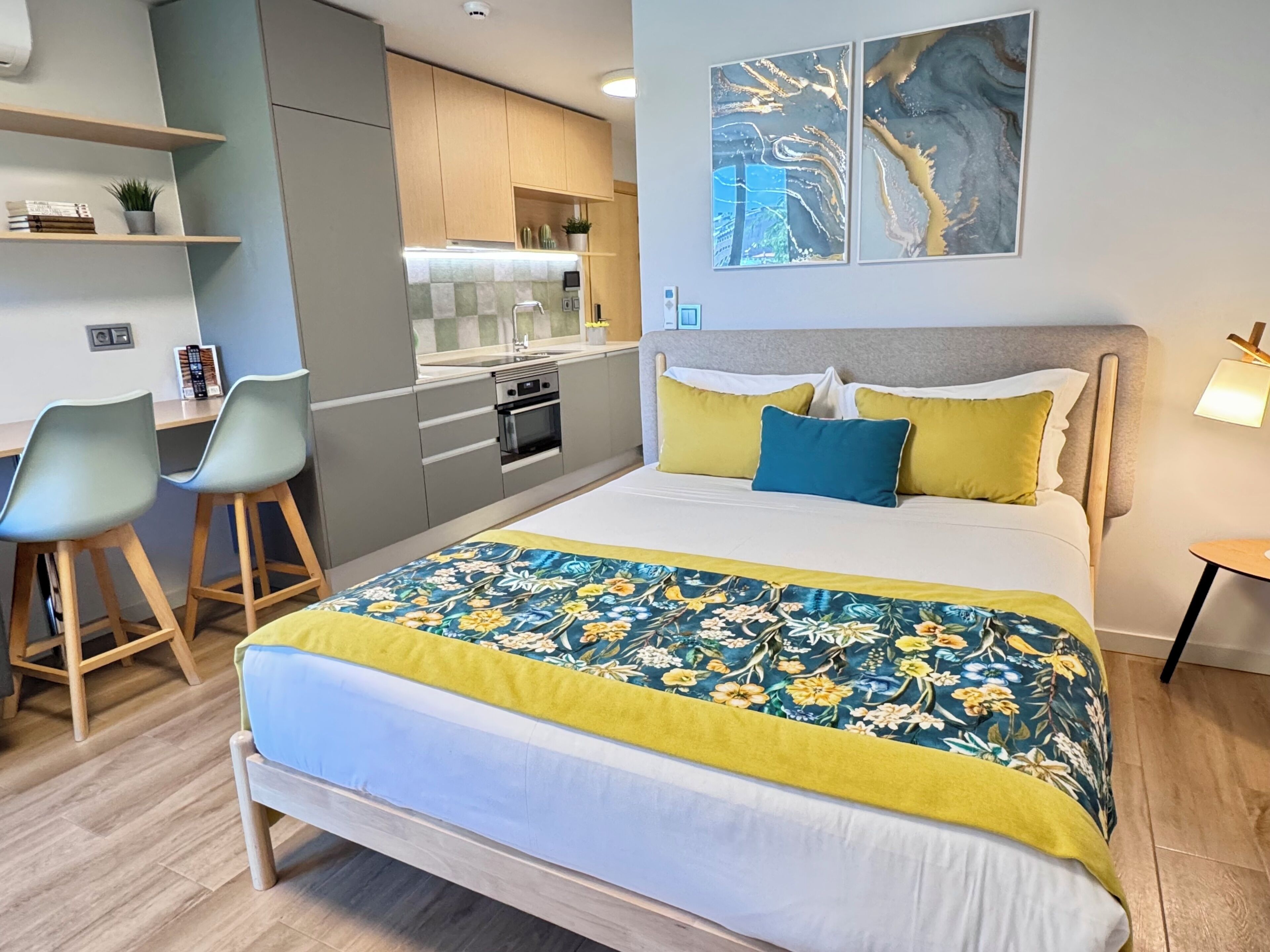Estudio Premium, balcón | Espacio para trabajar con laptop y tabla de planchar con plancha 