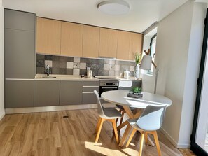 Studio Junior | Dapur pribadi | Lemari es, microwave, oven, dan kompor