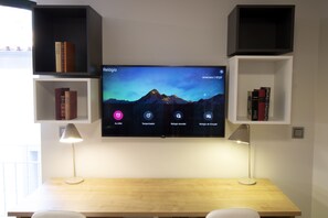 Studio Junior | Area keluarga | Smart TV 43-inci dengan saluran TV digital dan TV