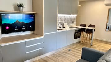 Estúdio luxo | Área de estar | Smart TV 43 polegadas com canais digitais, TV