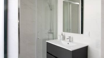 Studio, 1 Double Bed, Balcony | Bathroom | Shower, rainfall showerhead, hair dryer, towels