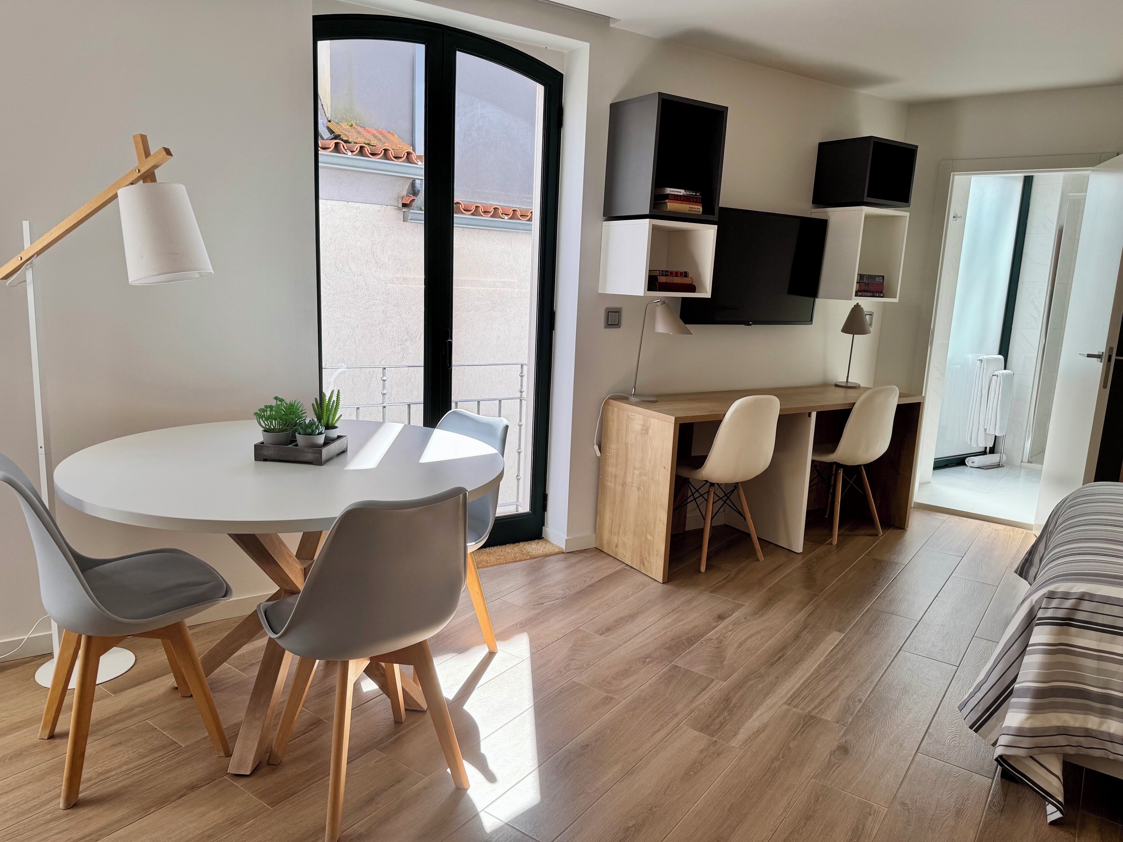 주니어 스튜디오 | 각각 다른 스타일의 인테리어, 각각 다르게 가구 비치, 노트북 작업 공간, 다리미/다리미판