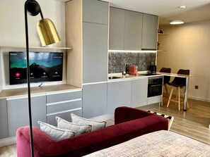 Studio – deluxe | Eget kjøkken | Kjøleskap, mikrobølgeovn, ovn og kokeplater