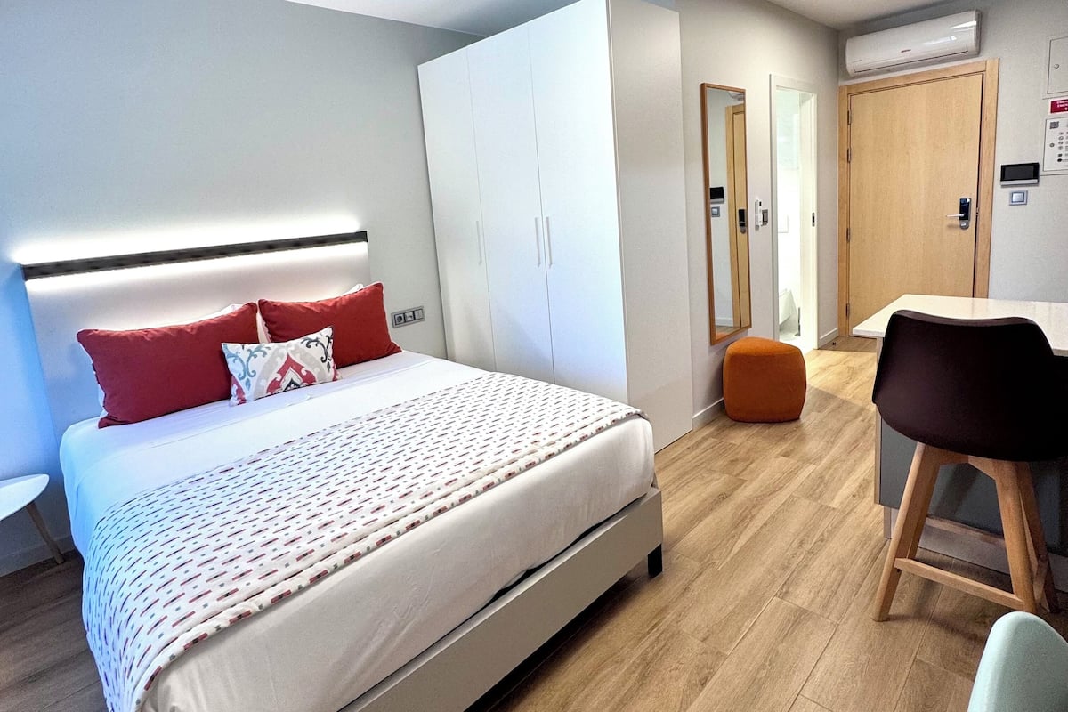 Studio, 1 Double Bed | Laptop workspace, iron/ironing board (on request), WiFi (free)