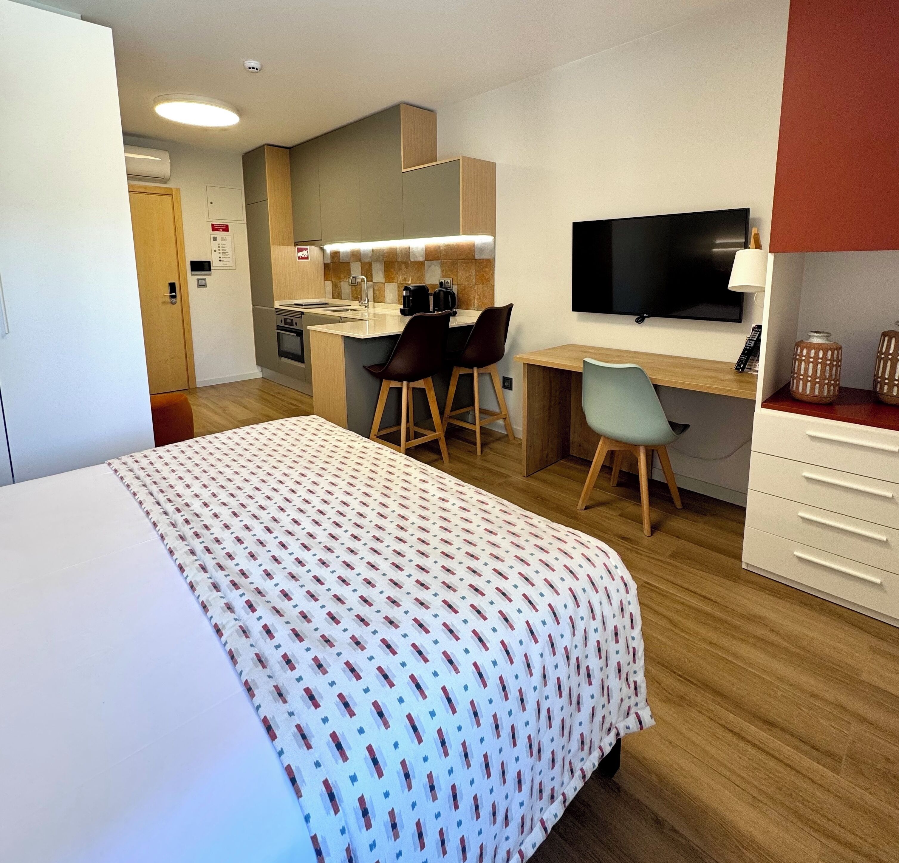 Studio, 1 Double Bed | Laptop workspace, iron/ironing board (on request), WiFi (free)