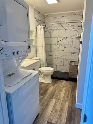 Kombination af bruser/badekar, hårtørrer, håndklæder, Sæbe