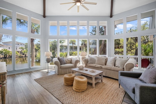Wildlife viewers dream! Peaceful & so clean, golf cart incl., pool across street