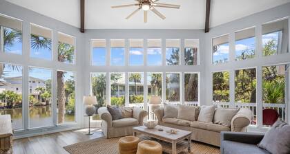 Wildlife viewers dream! Peaceful & so clean, golf cart incl., pool across street