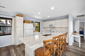 Fridge, microwave, oven, stovetop - Wildlife viewers dream! Peaceful & so clean, golf cart incl., pool across street (Fripp Island)