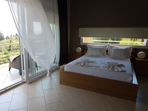 12 dormitorios, caja fuerte, escritorio y tabla de planchar con plancha