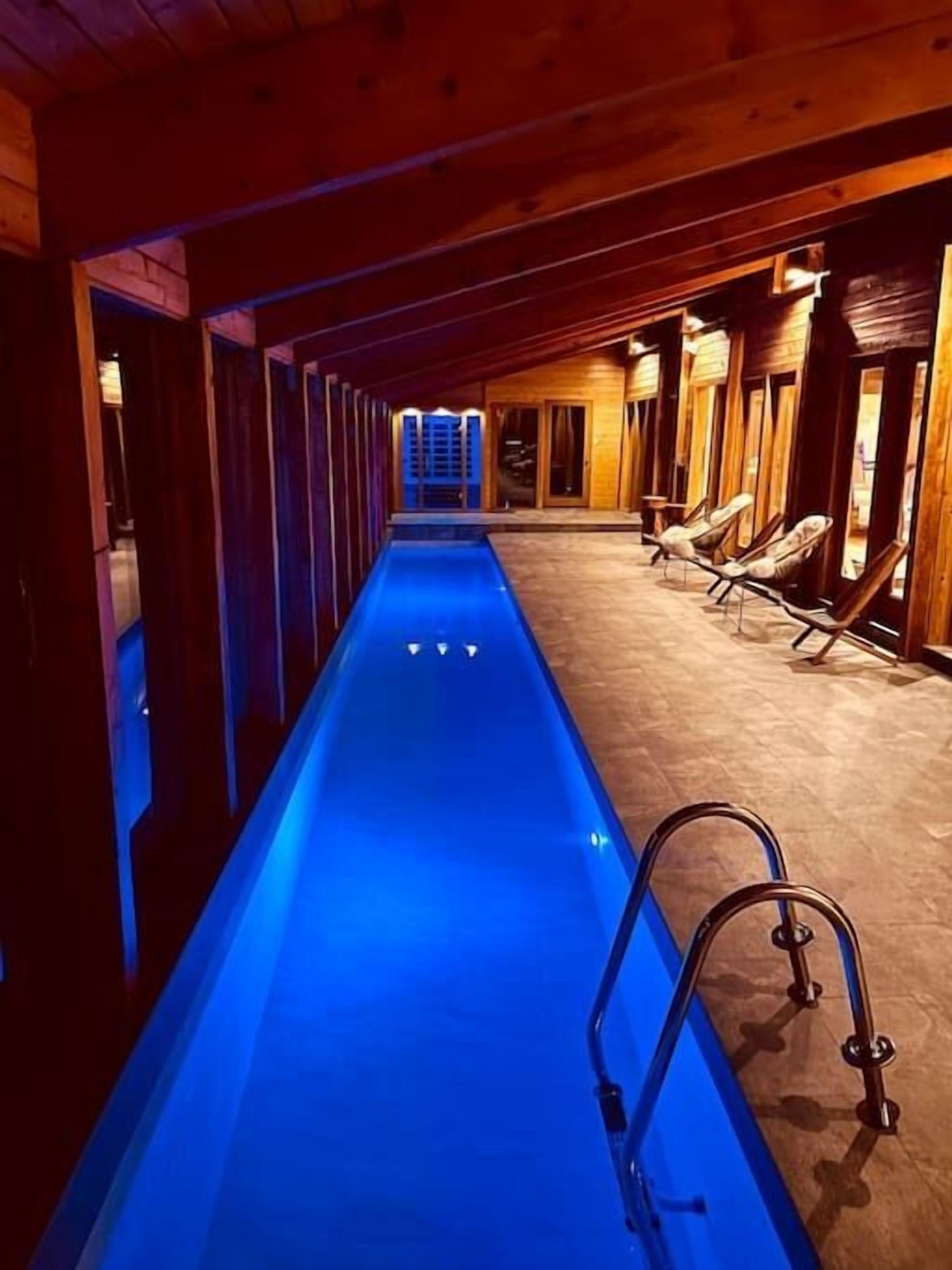 Innendørsbasseng og et oppvarmet basseng