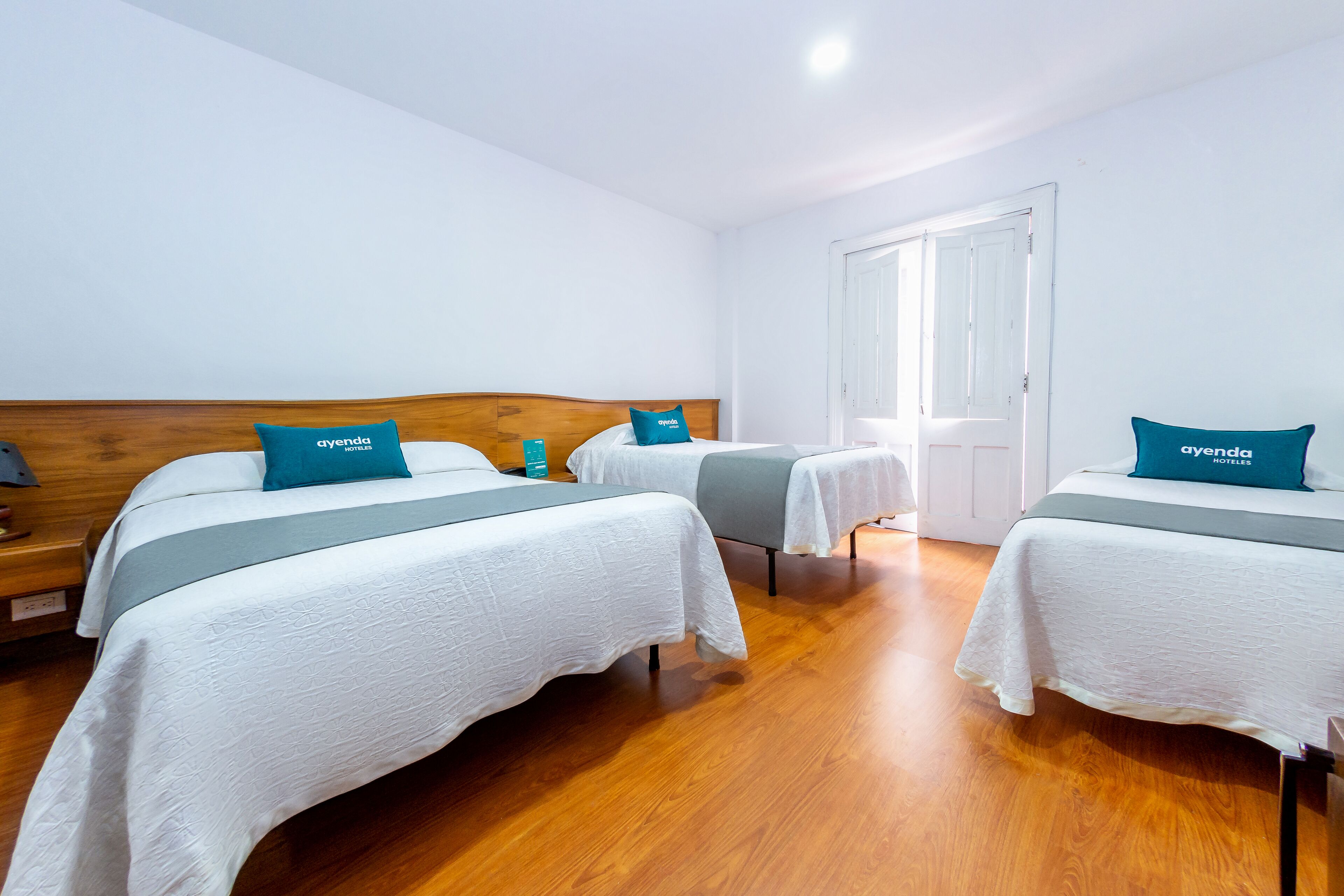 Habitación triple | Tabla de planchar con plancha, wifi gratis y ropa de cama 