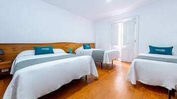Habitación triple | Tabla de planchar con plancha, wifi gratis y ropa de cama