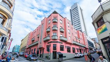 Vista frontal de la propiedad