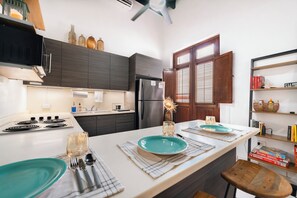 Refrigerador, microondas, parrilla de estufa y cafetera y tetera
