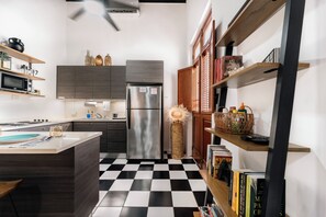 Refrigerador, microondas, parrilla de estufa y cafetera y tetera