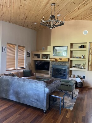 Smart TV y chimenea 