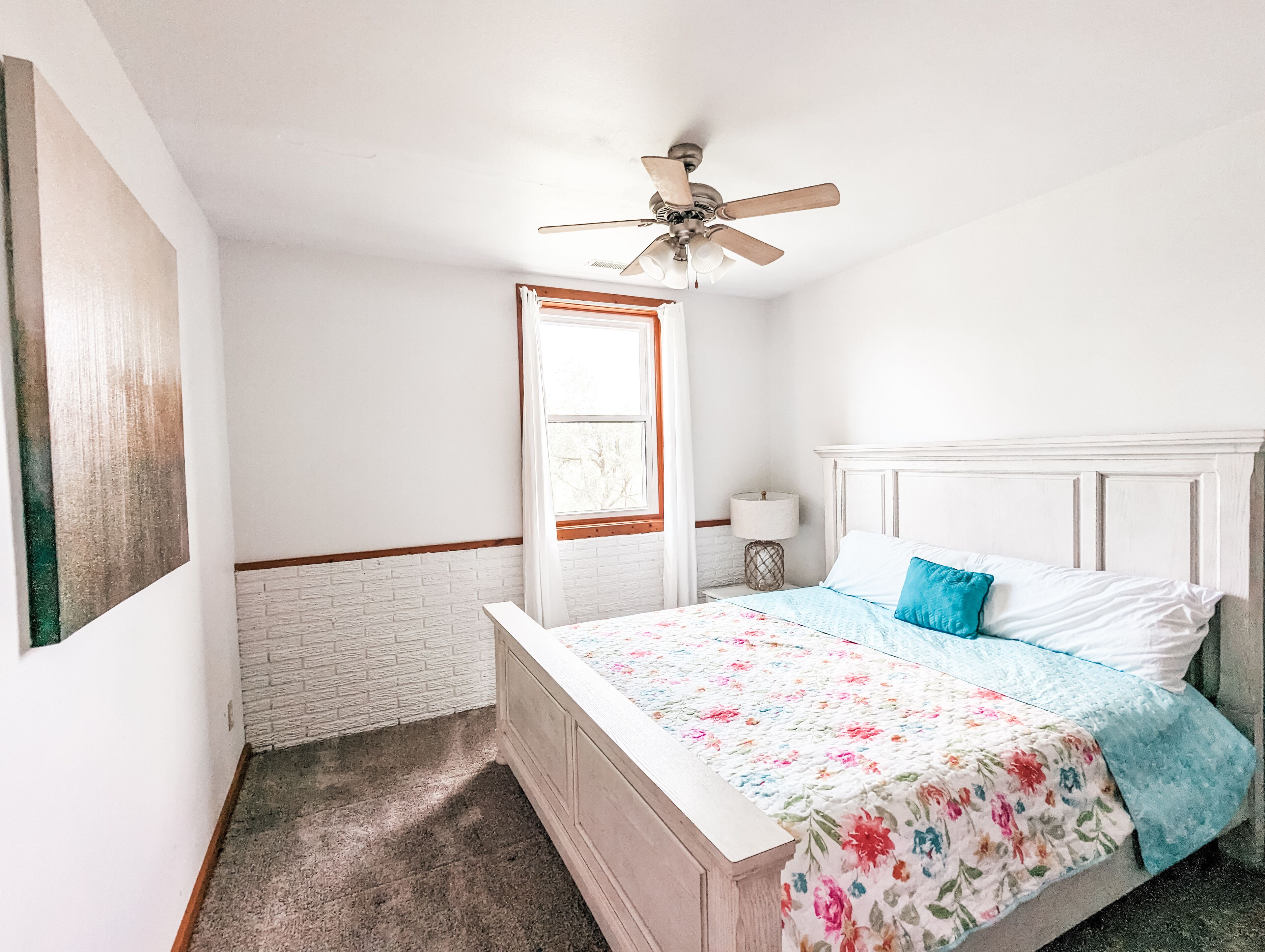 8 間睡房、書桌、熨斗/熨衫板、可攜式嬰兒床