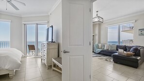 4 室のベッドルーム、WiFi (無料)、ベッドシーツ