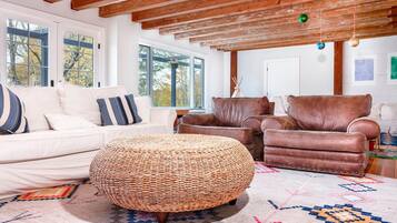 House, Multiple Beds (Woodstock Stone Lodge) | Living room | TV, fireplace, stereo