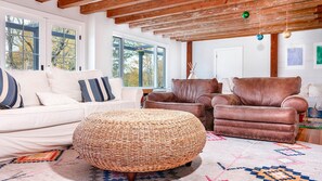 Nhà, nhiều giường (Woodstock Stone Lodge) | Phòng khách | TV, lò sưởi, dàn stereo