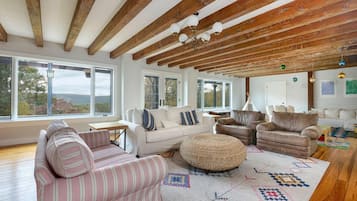 House, Multiple Beds (Woodstock Stone Lodge) | Living room | TV, fireplace, stereo