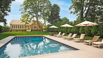 Casa, varias camas (Bridgehampton Bungalow) | Alberca | Alberca al aire libre y alberca climatizada