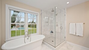 独立别墅, 多张床 (Bridgehampton Bungalow) | 浴室 | 吹风机