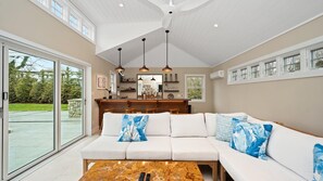 ハウス ベッド (複数台) (Bridgehampton Bungalow) | リビング エリア | テレビ、暖炉、ステレオ