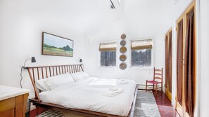 Huis, meerdere bedden (Valley Stream Charm) | 4 slaapkamers, een strijkplank/strijkijzer, reisbedje, wifi