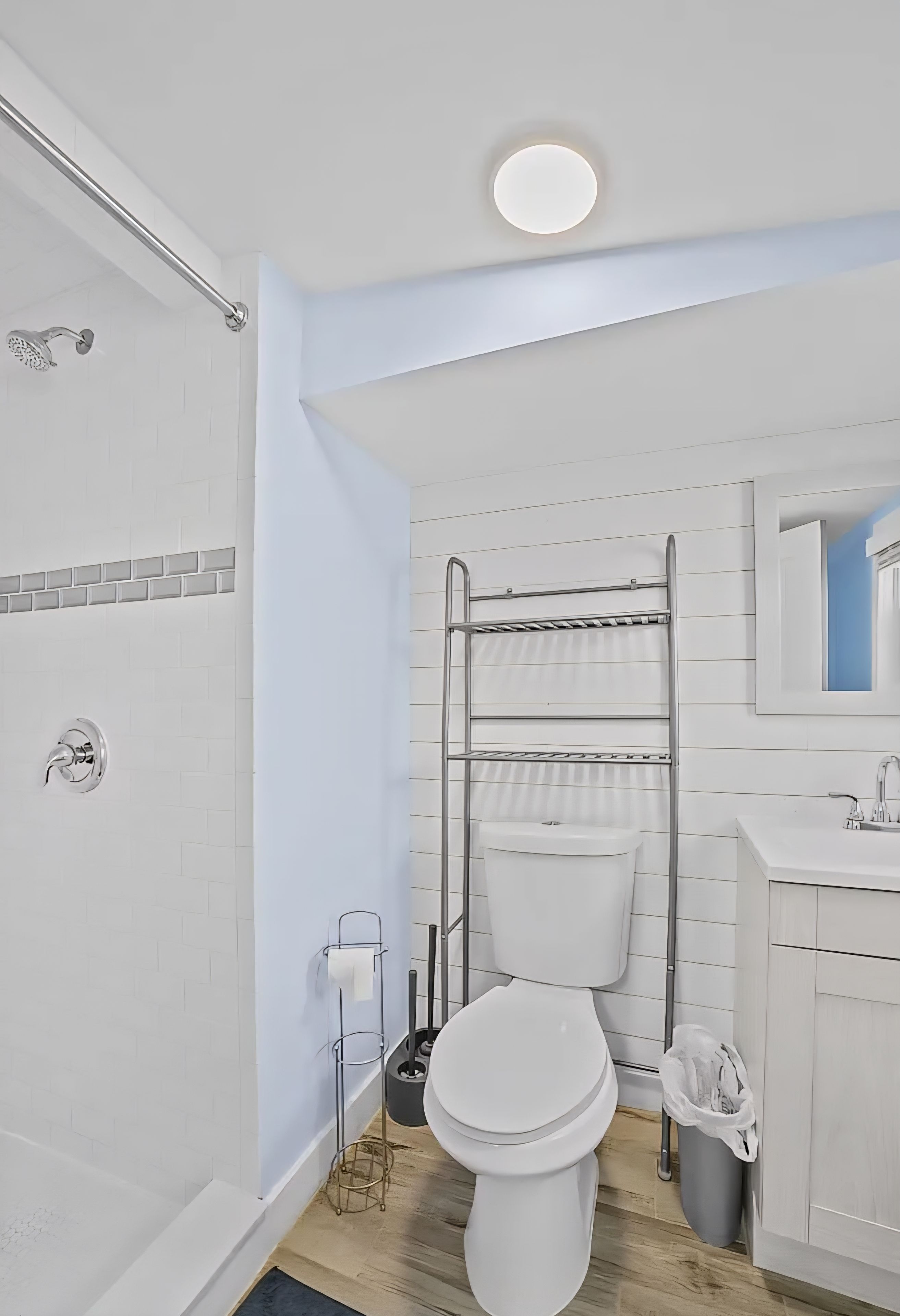 Un baño moderno con ducha, inodoro y lavamanos.