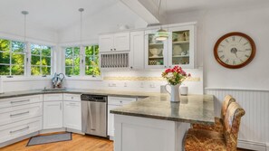Nhà, nhiều giường (East Hampton Town Terrific) | Bếp riêng | Tủ lạnh, lò vi sóng, máy rửa bát, lò nướng bánh mì 